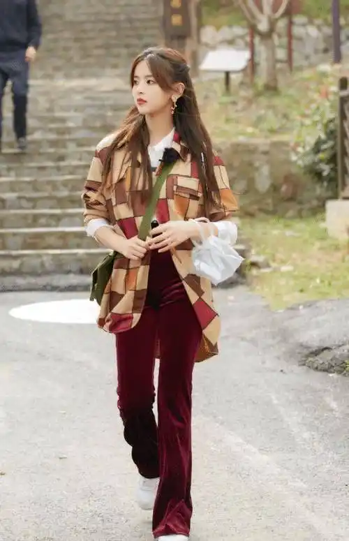 原创杨超越为证明自己腿长大胆挑战香烟鞋脚背快成90度了