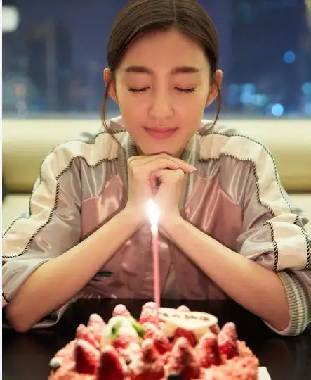 不信你看看,前不久,王丽坤生日晒出的照片.