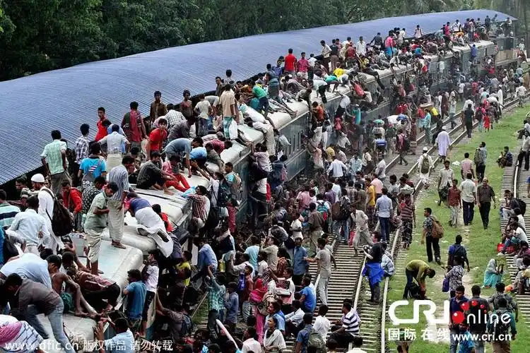 孟加拉国达卡,穆斯林爬上拥挤的火车坐在车顶,准备回家过开斋节,人潮