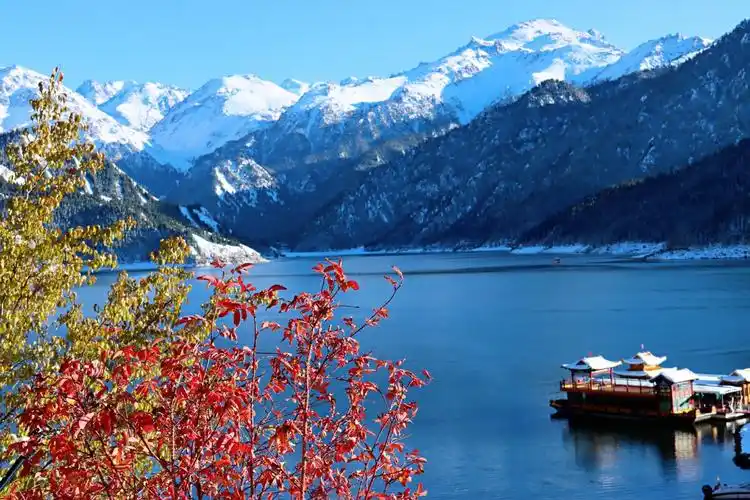 刚好赶上一场雪后到了新疆天山天池白雪皑皑湖水蓝如镜此刻色彩斑斓