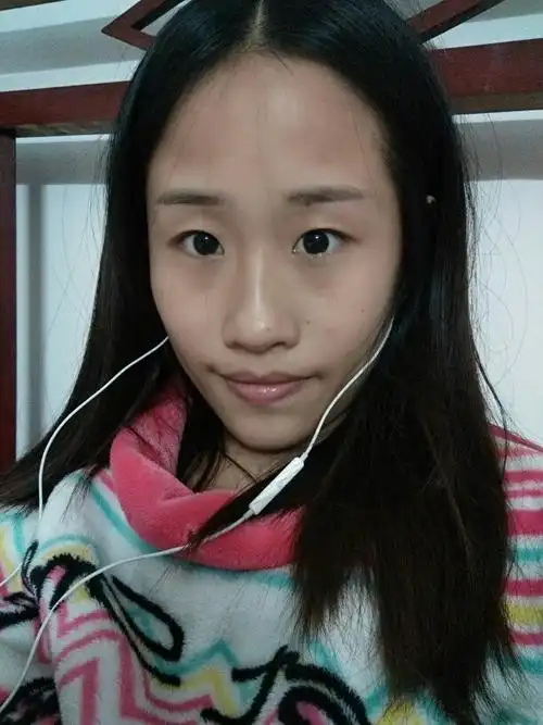 这个女孩儿素颜丑不丑大家觉得?