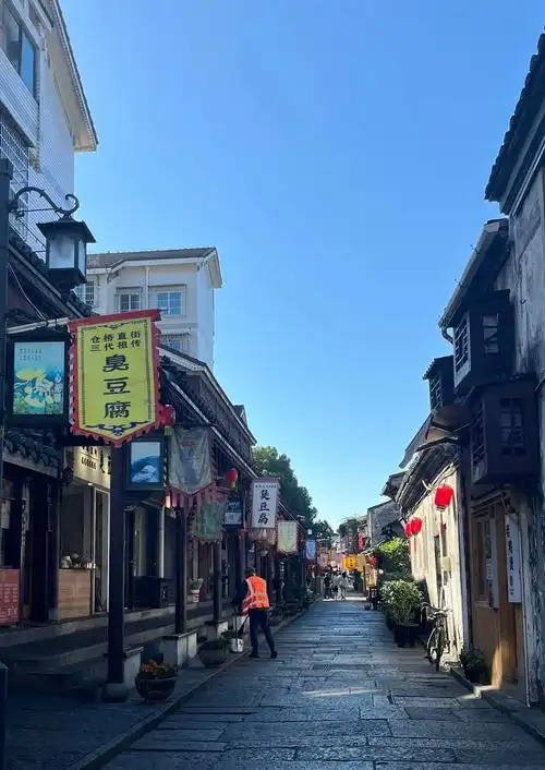 #江南水乡美如画 绍兴最热闹的老街仓桥直街.街道两旁开设有很 - 抖音