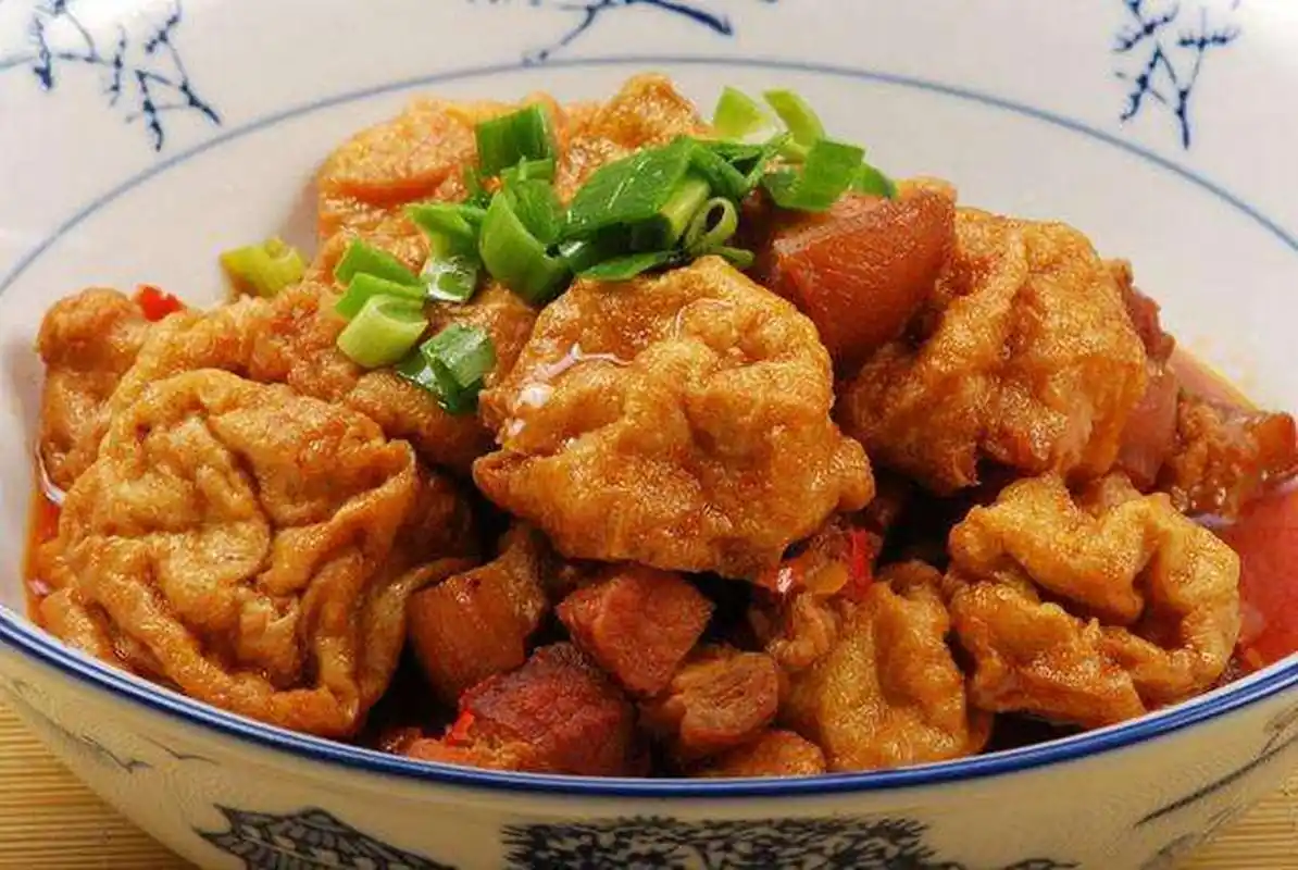 宁波人习惯用油豆腐烤肉,油豆腐吸收了肉汁之后,滋