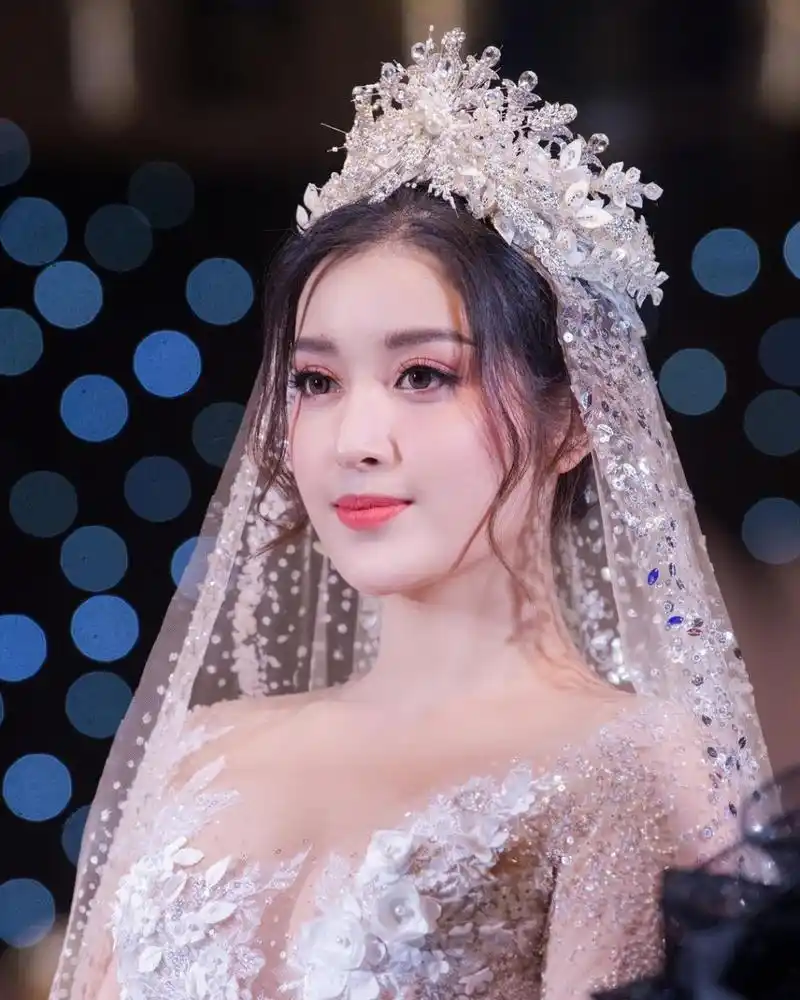 越南美女阮陈玄媚nguyentran的福利图,她是专业模特,凭借着绝美的容颜