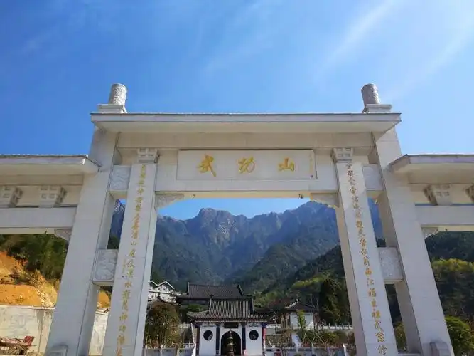 武功山入口,寺庙背靠山峦,蔚为大观.