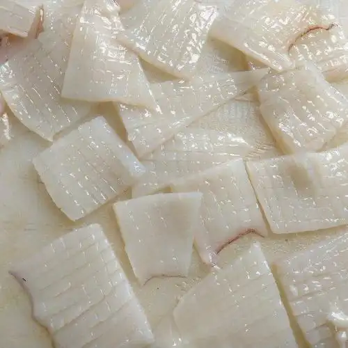 第3步,鱿鱼切块再切花刀,横向45°切一条条,再纵向90°切,这样一焯水