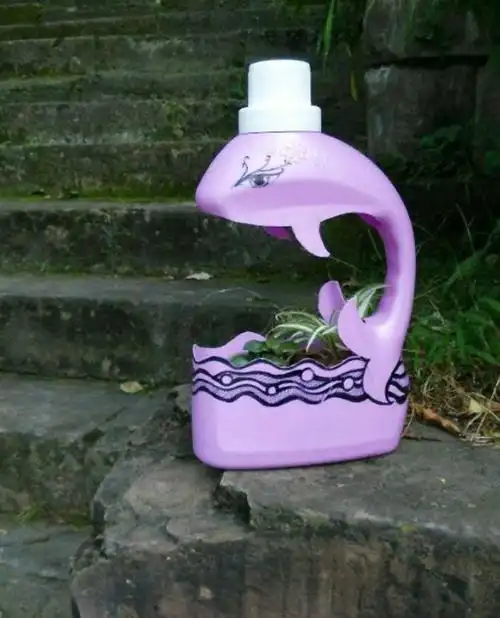 怎样用洗衣液瓶子制作花瓶(洗衣液桶做的手工教程图片)