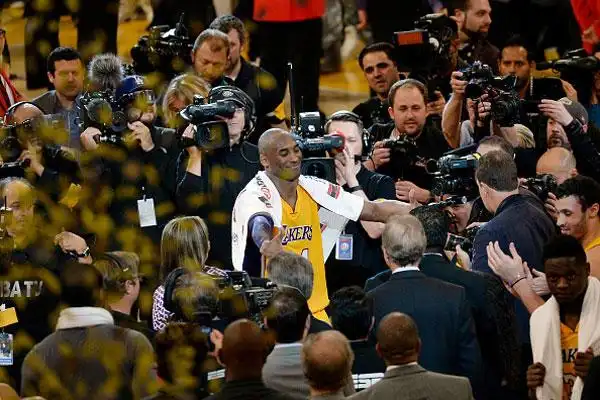 收官日科比回顾生涯告别战:我为自己感到骄傲!