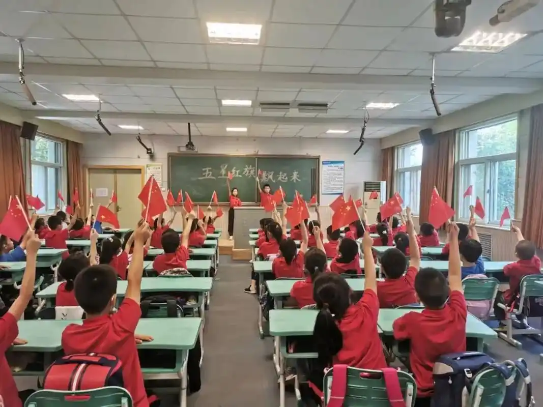 翟营大街小学积极参与"五星红旗飘起来"活动