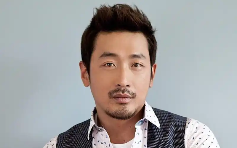 "河正宇的颜值变化,看似严肃,实则风趣,自带大叔感,韩国国宝级演员