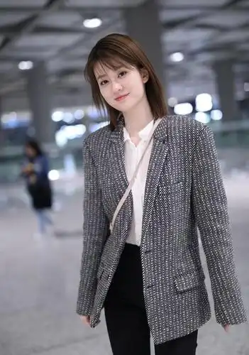 乔欣机场私服美翻了,亮面小西装搭配紧身黑裤,可盐又可甜