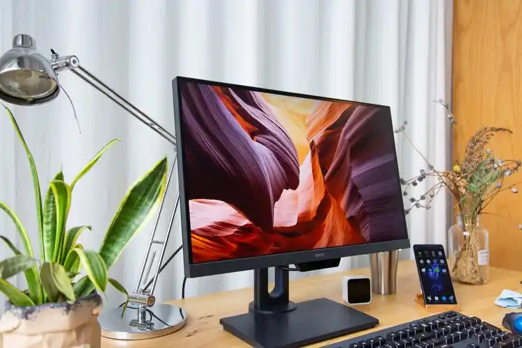 尺寸大小关系到显示屏的像素密度,每英寸像素数越多(ppi),显示器清晰