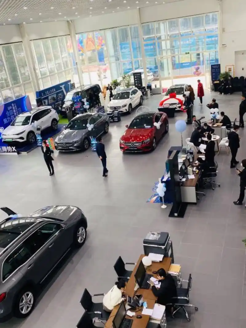 女子西安之星奔驰4s店买新车第二天发动机有异响,4s店:只修不换