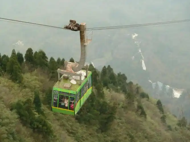 一眼望去对面缓缓驶来的缆车 衡山风景名胜区