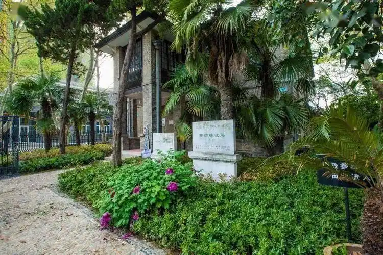 赛珍珠故居位于镇江城西登云山上,润州山路6号,建于二十世纪初.