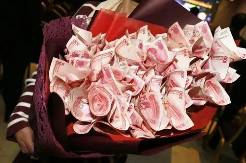 郑州:男子百元钞票扎花向90后美女求婚