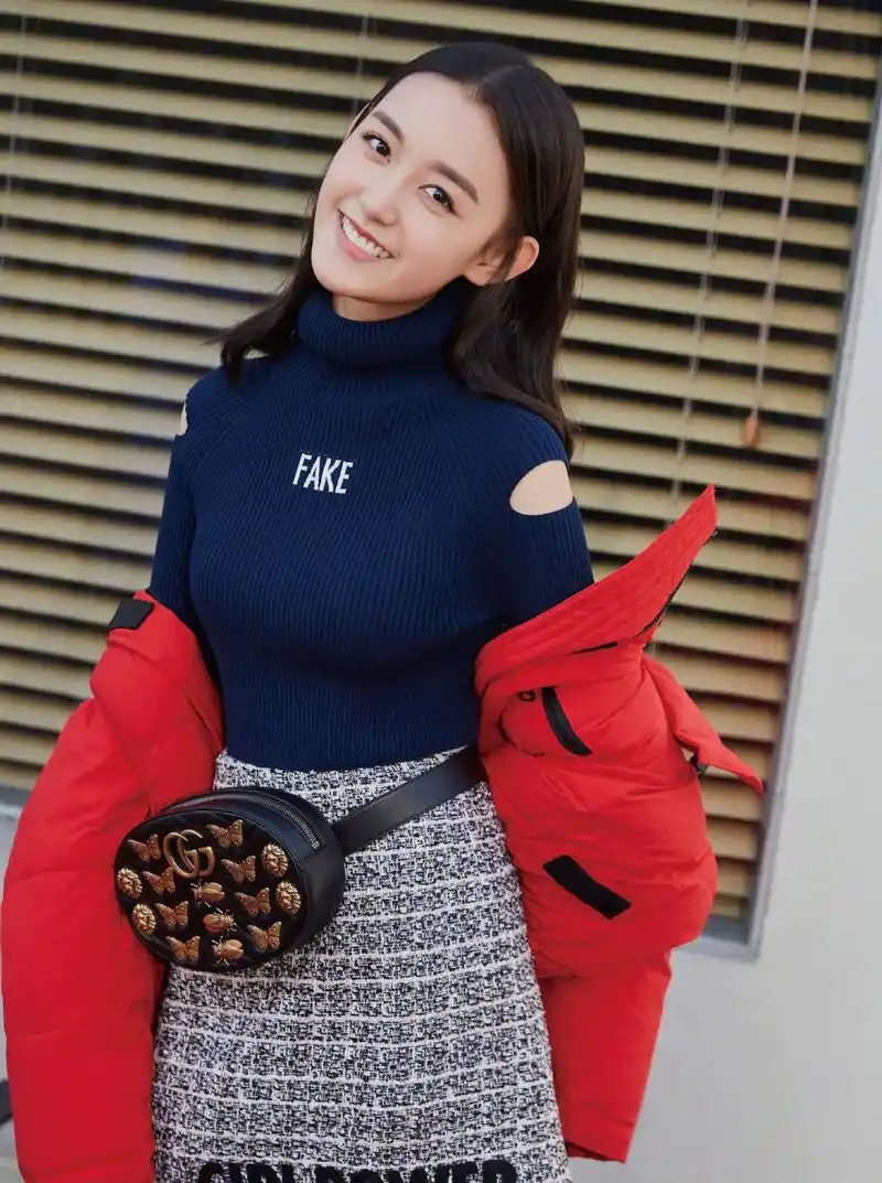 蒋家有女初长成,蒋依依最新街拍,散发着成熟的魅力