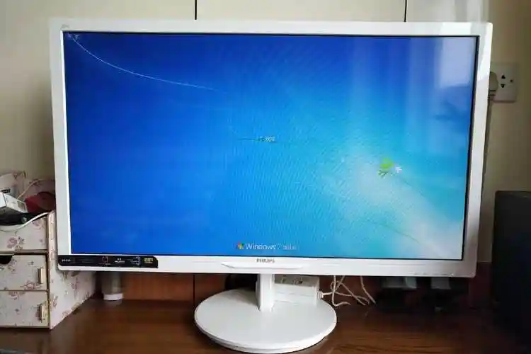 出一台全新的28寸飞利浦白色显示器还有厂家保修一年