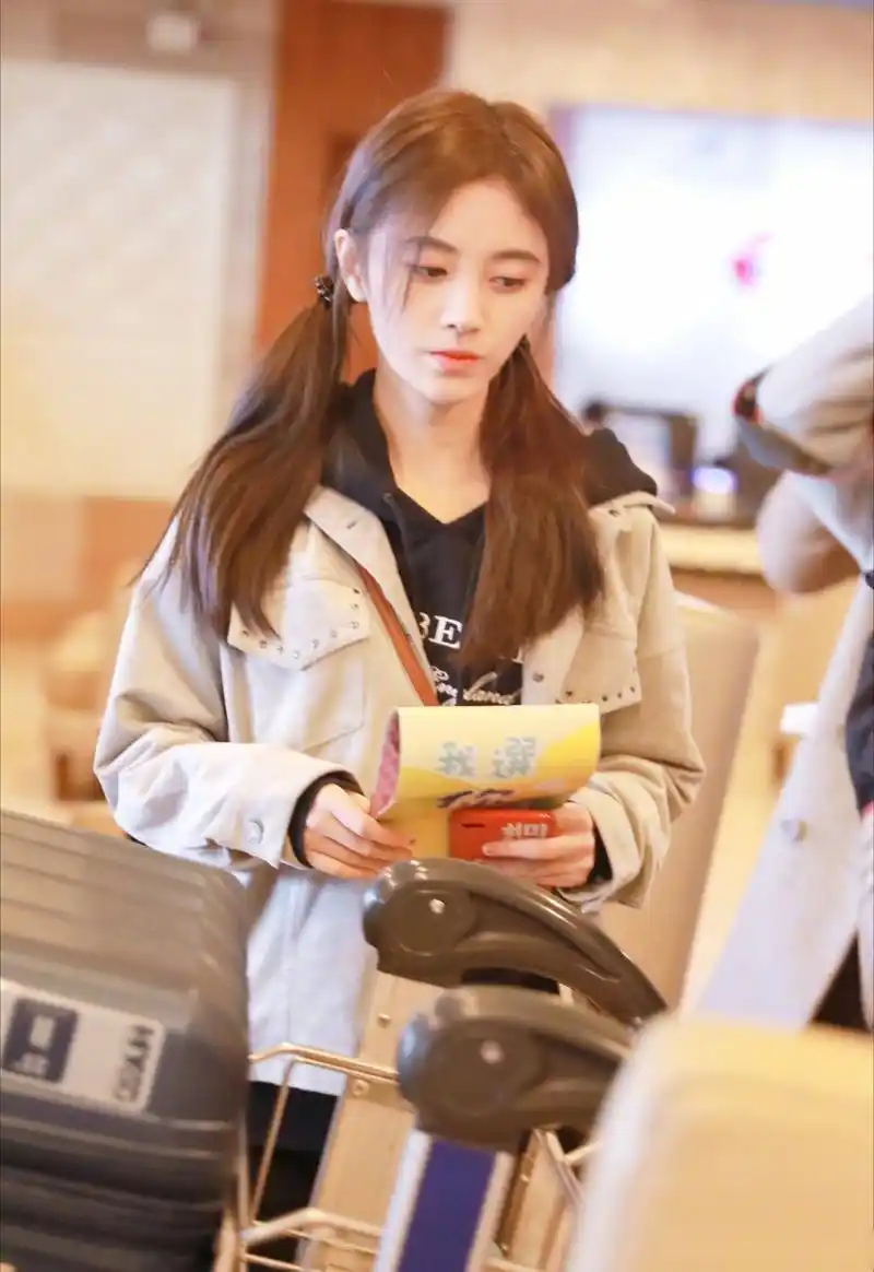 美美哒鞠婧祎来咯~扎着双马尾乖巧可爱,今天是格外撩人的小仙女呀温婉