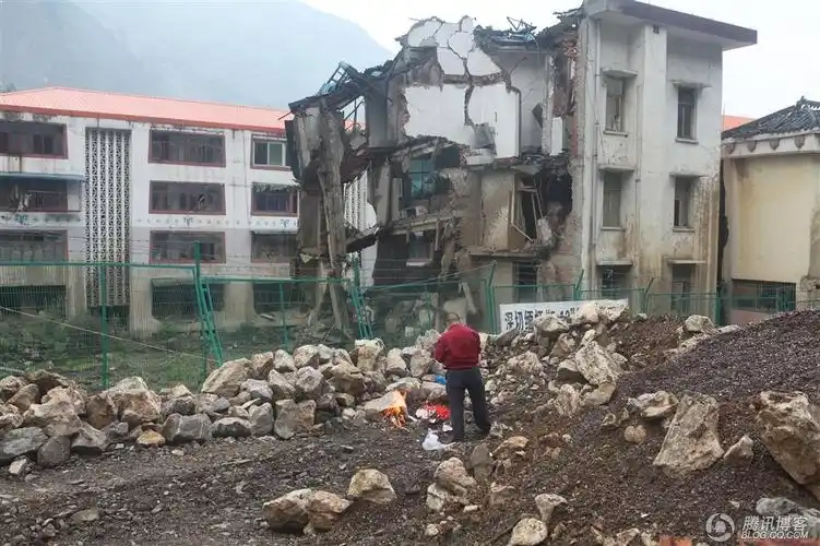 512 北川"万人坑"前催人泪下(高清图)