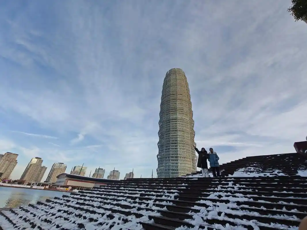 玉米楼是郑州很有标志性的建筑物.那里的夜晚会很热 - 抖音