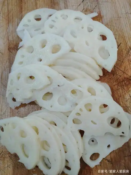 清炒藕片的家常做法,藕片清脆爽口不发黑,营养美味又好吃