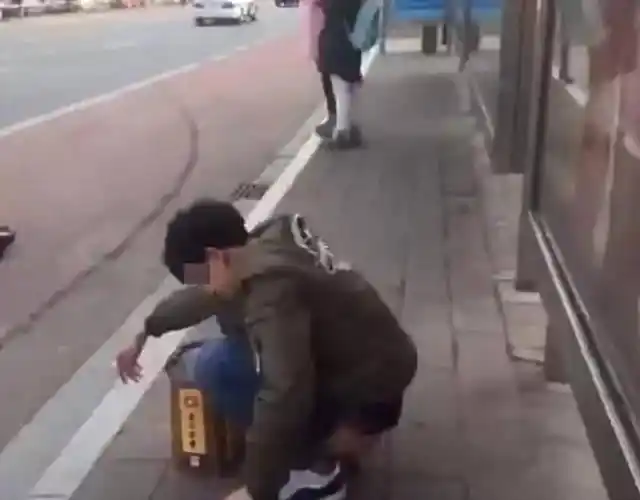 大便的视频被传出,视频中,该名少年蹲在地上大便,丝毫不顾周围人感受