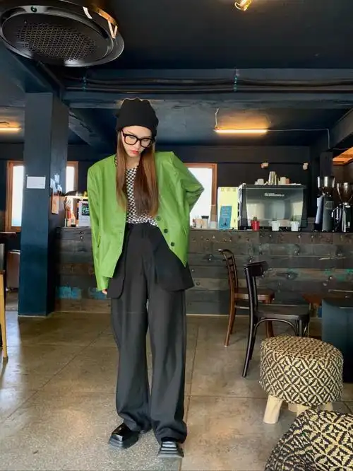 0873绿色皮衣不好搭搭配黑色让你瞬间吸睛