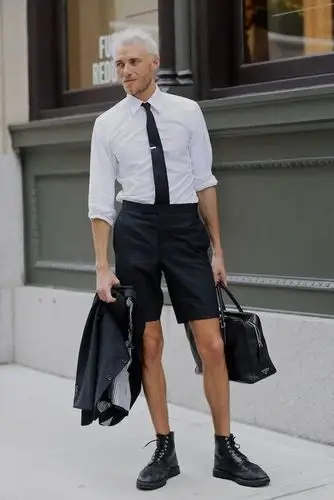 浅谈男士短裤鞋子和袜子的搭配问题