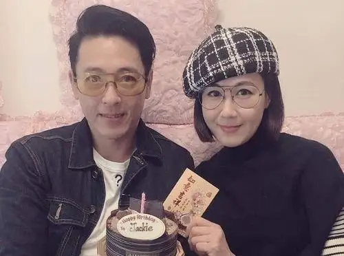 吕颂贤54岁生日晒与老婆合照,结婚多年没生孩子仍很恩爱|麦景婷