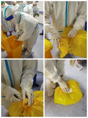 12.将垃圾袋以鹅颈式打结并用锁扣扣好,写好标识并贴至垃圾袋.