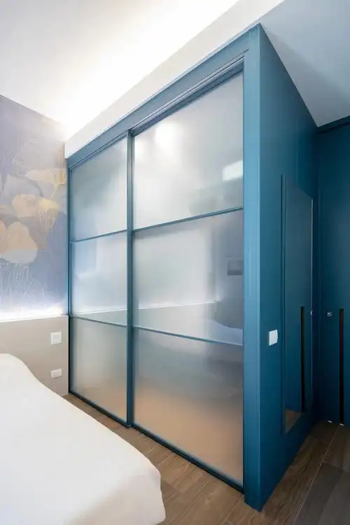 1,全屋玻璃门,柜子做隔断,收纳又显大,家里通透得一点不像小户型