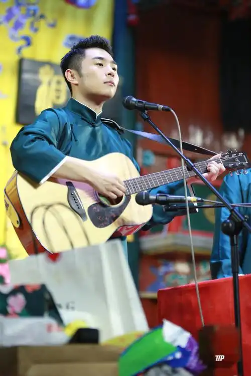 张九南弹吉他绿色大褂