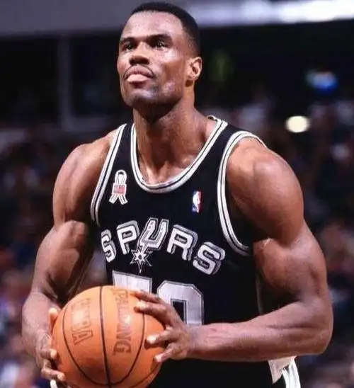 大家要知道,nba球星的肌肉是追求实用,这也是为何很多都没胸肌和腹肌.