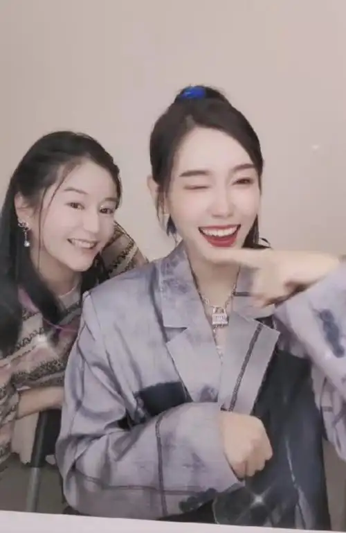 小仙女柏雪久违露面与奥运冠军孙一文合拍视频退圈多年近况曝光