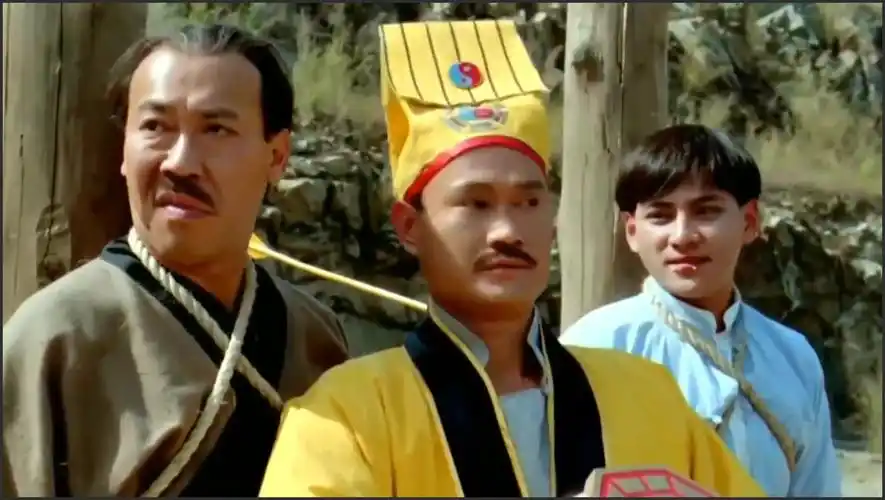 音乐僵尸:茅山道士法术一绝,英叔直接让师兄无敌,还让士兵转圈