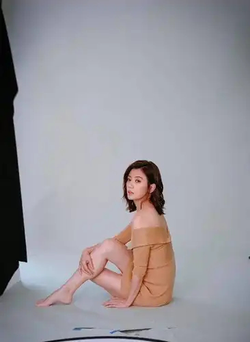 捕获野生贾静雯!晒美照神级美腿引热议