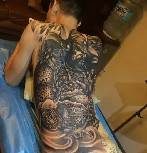 满背经典十足的帅气关公纹身图案