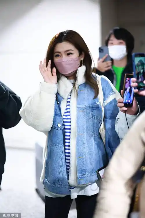 selina任家萱现身上海机场与粉丝说笑超开朗