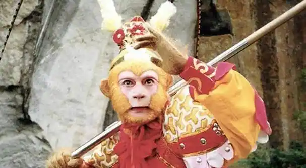 而提到《西游记》,必不可少的一个人物就是孙悟空,六小龄童饰演的这一