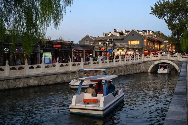 什刹海没有它们那般在世界上都有很高的知名度,但也是一处到北京旅游