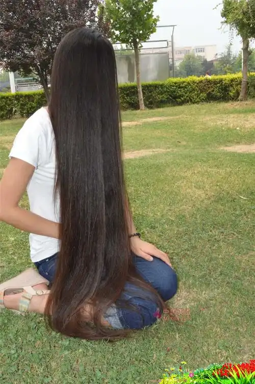 年轻女孩户外展示栗色长发-爱的边缘247#(7)