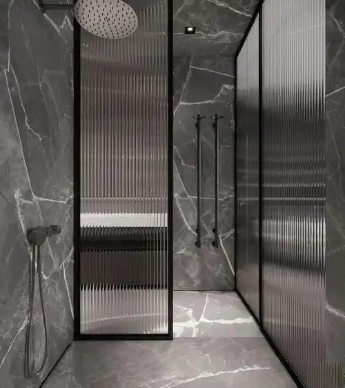 灰色地面墙面砖,搭配黑色的五金件 长虹玻璃,干净简雅的卫浴空间