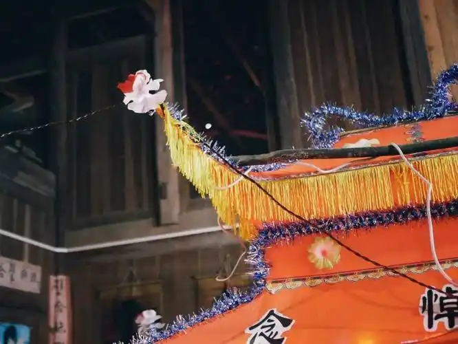 这是棺罩,以往没有这么多装饰的,现在的花样越来越多.