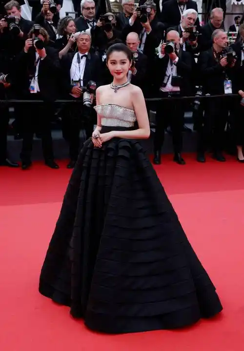 关晓彤戛纳碧海蓝天大片,一身黑色闪钻礼服,红唇微启耀目动人