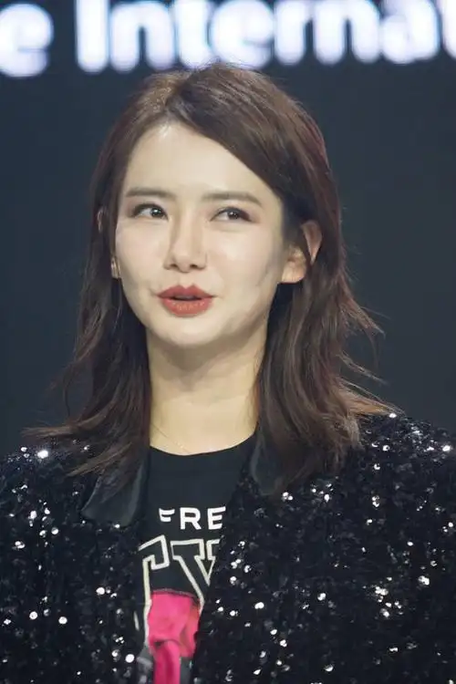 戚薇脸要垮,近镜脸部肌肉线条扭曲,网友:离开ps还能活?