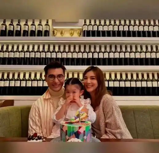 单文柔制作不能吃的蛋糕为陈展鹏庆生 一家三口开心庆生晒全家福_女儿