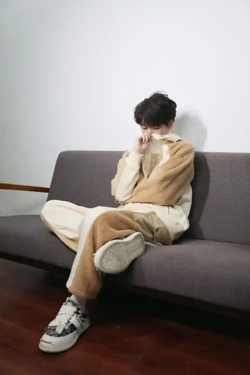 严浩翔拼色套装四宫格