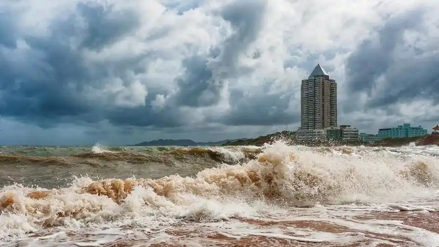 受台风影响,海边浴场关闭了,海浪比之前凶猛的多