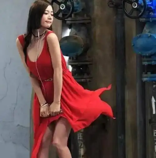 李成敏最性感不是《情圣》中的"风吹裙",而是穿西服的样子!